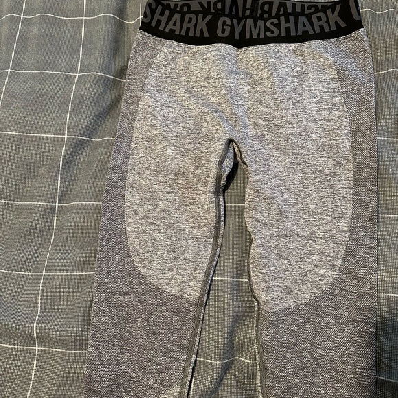Size medium gym shark leggings with elastic waistband - Picture 2 of 3